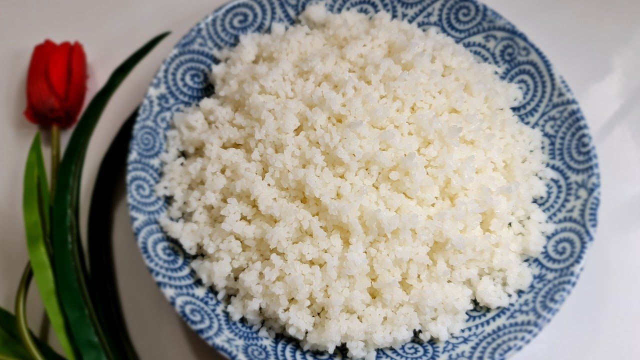 The most distinctive feature of broken rice is its separate, fluffy, and airy grains